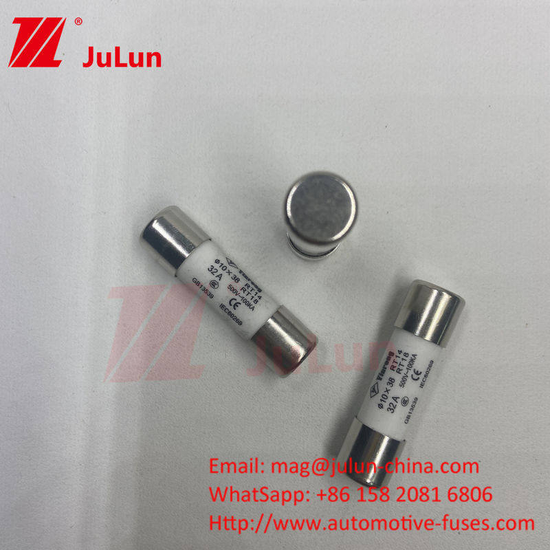 10*38 मिमी फ्यूज 15 ए 690 वीडीसी पैनल माउंट सोलर पीवी फ्यूज मजबूत पीवी स्ट्रिंग सुरक्षा के लिए